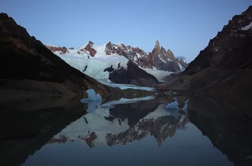 Crédence de cuisine en verre imprimé Cerro Torre Cerro Torre, Torre Glacier and surrounding mountains reflected in the calm waters of Laguna Torre early in the morning before sunrise, Southern Patagonian Ice Field in South America, Argentina