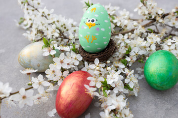 Obraz na płótnie Canvas white flowering branches and colorful Easter eggs. Happy Easter holiday concept. ideas for decor. Spring floral atmosphere