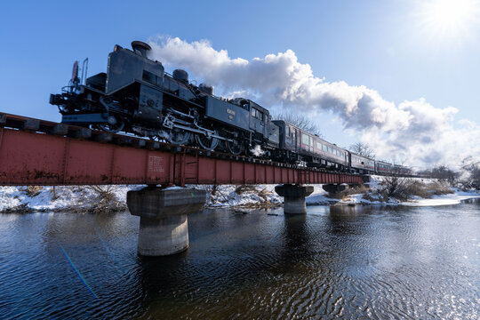 冬の川を渡る蒸気機関車　釧路湿原　SL　C11　