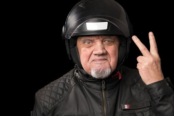 portrait homme âgé motard avec casque - 742477761