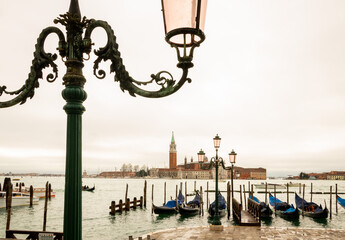 Blick von der Piazetta in Venedig auf die Insel San Giorgio Maggiore, die Basilika und das Kloster des HeiligenGeorg, im Vordergrund schwimmen Gondeln auf der Lagune.