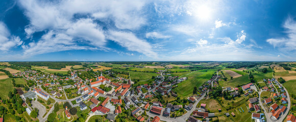Ausblick auf Wettenhausen und sein markantes Kloster in der Ortsmitte, 360 Grad Rundblick