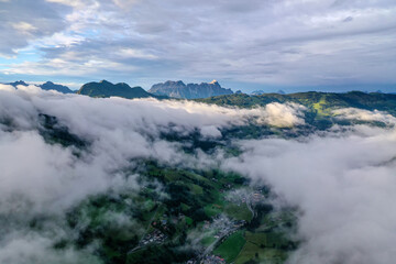 Wolkiges Tal in den Alpen