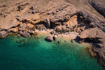 Felsiger Strand mit türkisblauem Wasser