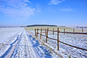 Winterlandschaft mit Weg und Zaun