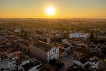 Sonnenaufgang &uuml;ber Mediterraner Stadt