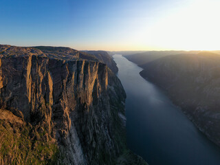 Lysebotn Fjord in Norwegen bei Sonnenuntergang