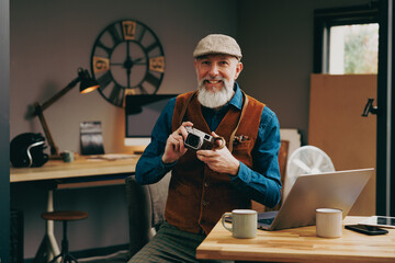 Portrait d'un photographe homme barbu chic hipster élégant et stylé qui porte un appareil photo...