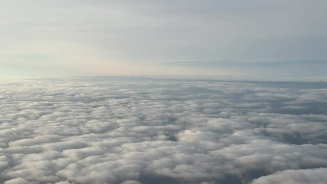 Flug &uuml;ber Wolken