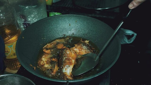 The cooked milkfish (Chanos chanos) is removed and then drained