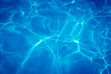 Fototapeta na wymiar The light reflects blue in the water in the swimming pool. It looks fresh and lively, suitable for use as a wallpaper.