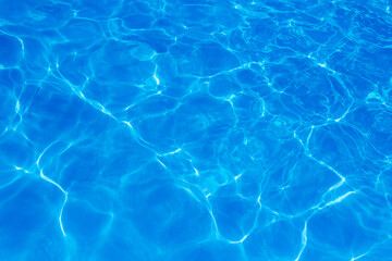 Fototapeta na wymiar The light reflects blue in the water in the swimming pool. It looks fresh and lively, suitable for use as a wallpaper.