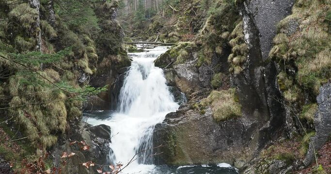 Rottach-Wasserf&auml;lle (Rottachfalle) in Oberbayern. Imposante Kaskaden-Wasserfall und Gumpen, den beliebtesten Sehensw&uuml;rdigkeiten am Tegernsee

