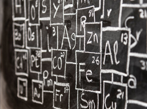 Tabla peri&oacute;dica de los elementos de qu&iacute;mica escritos a mano con tiza en la pizarra