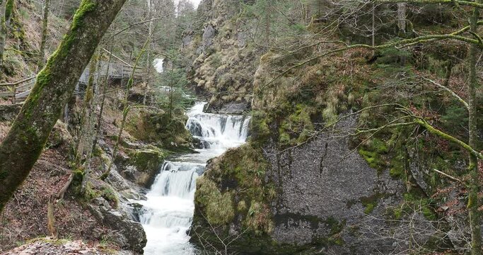 Wanderung durch den Wald zum Rottachwasserf&auml;lle in Oberbayern zwischen Tergernsee und Suttensee
