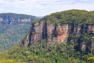 Photo sur Plexiglas Trois sœurs Southern escarpment of the Jamison Valley as seen from the Three Sisters in the Blue Mountains National Park, New South Wales, Australia