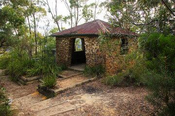 Fototapeta na wymiar Stone shelter along the Pulpit Rock Lookout trail in the Blue Mountains National Park in New South Wales, Australia
