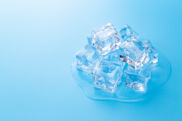 Fototapeta premium 青背景に角氷 