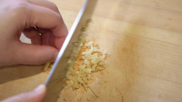 生姜をみじん切りにする動画。