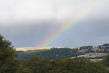 arc en ciel par un jour d'orage en Aubrac