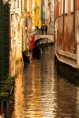 Kanal mit Gondeln in Venedig im Sonnen Morgenlicht.