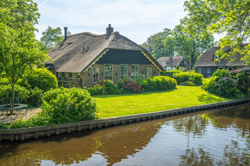 Obraz premium Traditional house in the village of Giethoorn, Netherlands