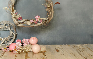 Obraz na płótnie Canvas Easter composition with flowers eggs decoration