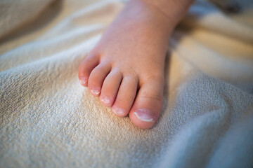 お昼寝している幼児の可愛い足と爪