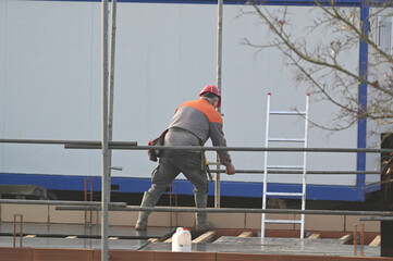 ouvrier montant un échaffaudage sur un chantier de construction - 742766985