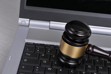 Concept de justice avec un marteau de juge sur un clavier d'ordinateur portable en gros plan