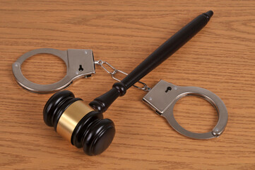 Concept de justice avec des menottes et un marteau de juge