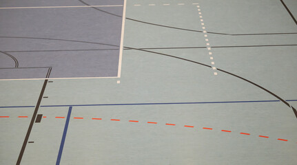 Hallenboden in einer Sporthalle mit diversen Spielfeld Linien - 742776944