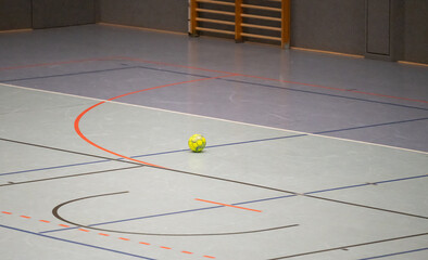 Futsal Hallen Fußball und Sporthallenboden in einer Sporthalle mit diversen Spielfeld Linien - 742777518