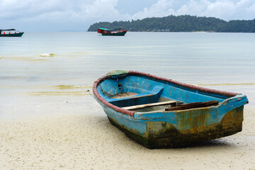 Un bateau bleu sur la plage de Koh Rong Samloem