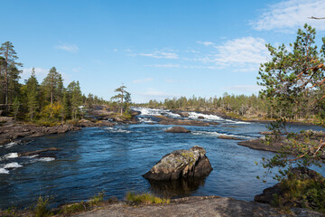Pitefluss am Trollforsen Wasserfall im Herbst in Schweden	