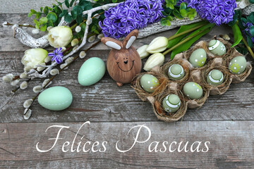 Tarjeta de felicitación Felices Pascuas: Decoración de Pascua en madera rústica con la...