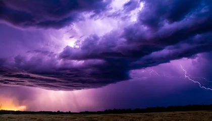 Rolgordijnen 不気味な紫色の雷雲_01 © イーヨ・アレン