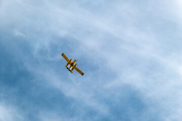 Avião bombeiro a voar no céu azul no combate aos incêndios florestais