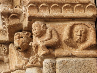 Scultures du porche de l'église d'Arnac -Pompadour (Corrèze) - 742886957