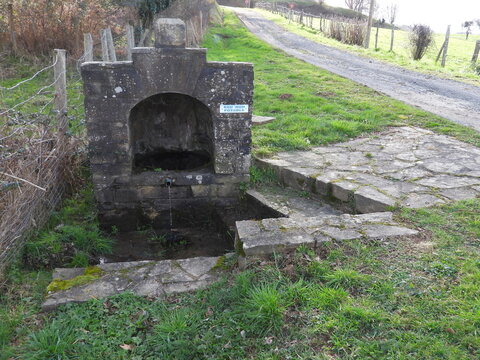 Fontaine du "Pas de la mule" &agrave; Arnac Pompadour (Corr&egrave;ze)