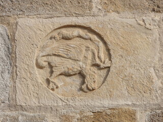 Sculptures en façade de l'élise d'Arnac-Pompadour (Corrèze= - 742887132