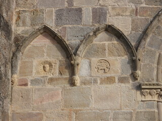 Sculptures en façade de l'élise d'Arnac-Pompadour (Corrèze= - 742887134