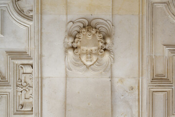 Plafond sculpté avec visage en pierre de taille à La Rochelle  - obrazy, fototapety, plakaty