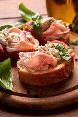 Bruschette con prosciutto crudo e mozzarella, antipasto italiano, cibo europeo 