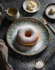 Zarter Donut mit köstlicher Vanillecreme-Füllung und einer Haube aus Puderzucker