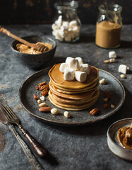 Süße Verführung Pancakes mit cremiger Erdnussbutter und fluffigen Marshmallows