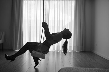 beldade mulher sexy de lingerie sensual  em dança no balanço com corda 