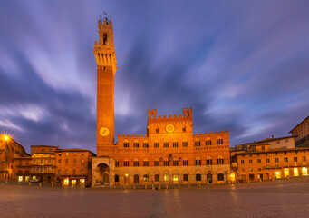 Naklejka premium City Hall on the central square in Siena at dawn.