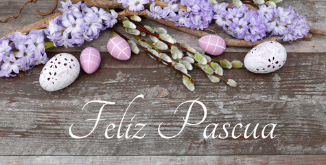 Tarjeta de felicitación Felices Pascuas: Decoración de Pascua en madera rústica con la...