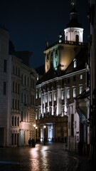 Wrocławska brukowana uliczka nocą, światła odbijające się w drodze